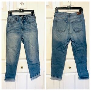 Hollister Ultra High Rise Mom Jean w28 L27 size 7R Medium Wash Denim